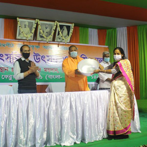 distribution_of_prize_to_a_successful_farm_woman_in_the_agricultural_exhibition_of_rakvk_as_part_of_ashram_annual_celebration