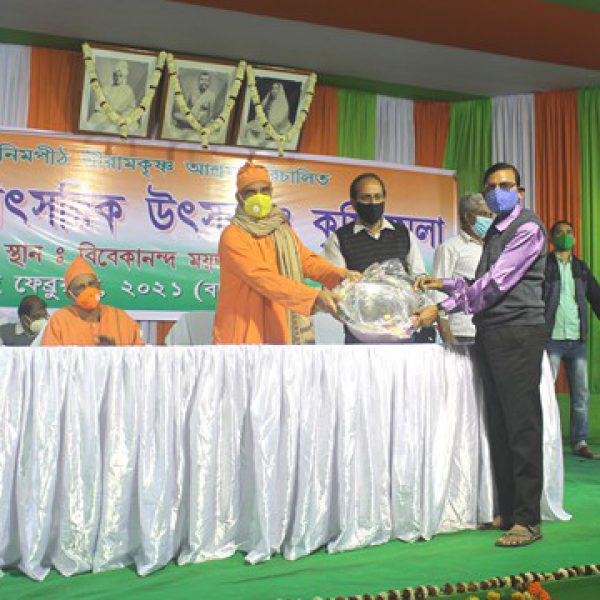 distribution_of_prize_to_a_successful_farmer_in_the_agricultural_exhibition_of_rakvk_as_part_of_ashram_annual_celebration